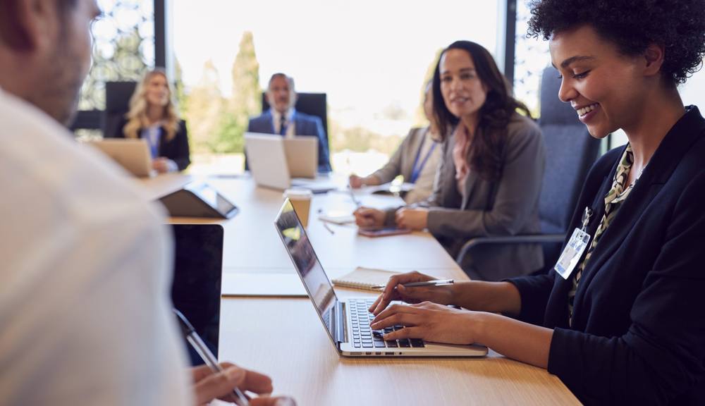 Equipo en reunión de trabajo