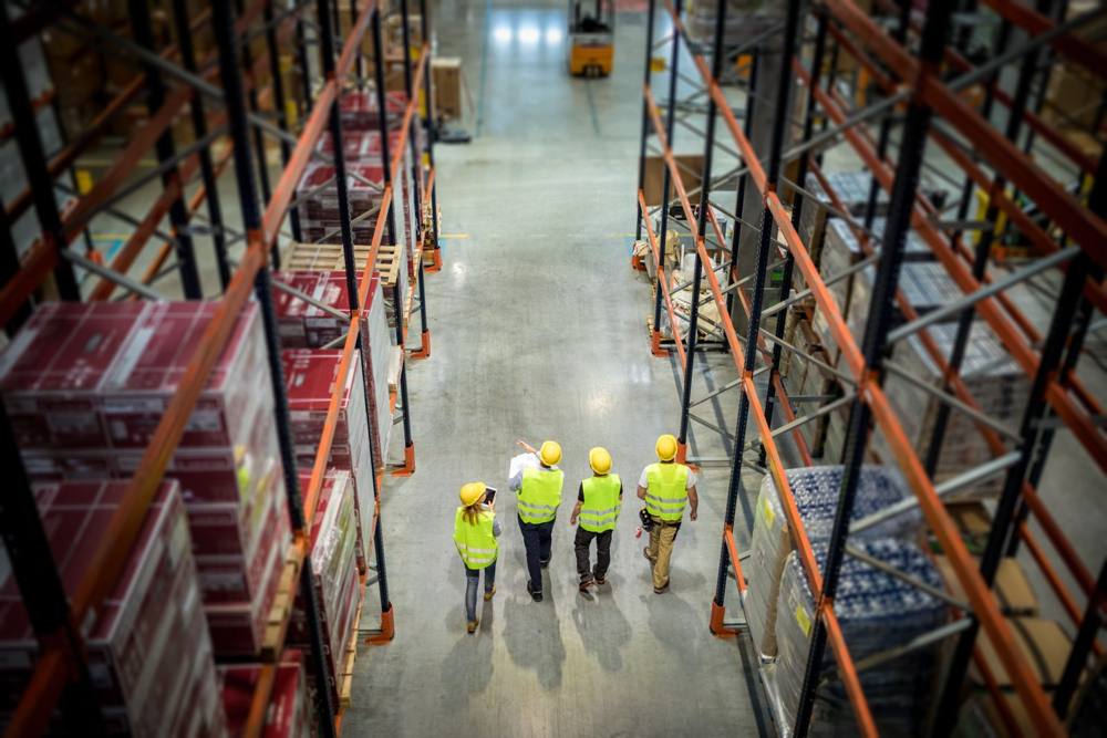 Equipo trabajando en una operación logística